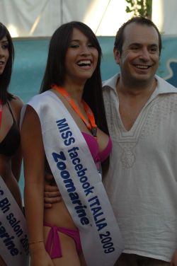 Ginevra Leggeri, Miss Facebook 2009, insieme al presentatore Fabio Canino